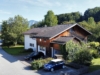 Charmantes Landhaus auf großem Grundstück im idyllischen Alpenvorland - Straßenansicht