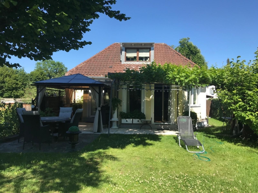 Idyllisches Einfamilienhaus, ruhig gelegen, mit eigenem Bachlauf und autarker Gästehütte, 81249 München, Einfamilienhaus
